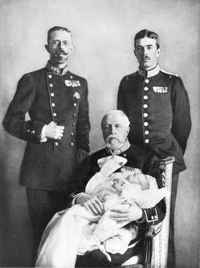 Oscar II de Sude assis - Gustave V de Sude debout  gauche - Gustave VI Adolphe de Sude debout  droite- Gustave Adolphe de Sude le bb en 1906